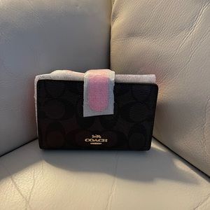 NWT Coach Medium Corner Zip Wallet In Signature Canvas
